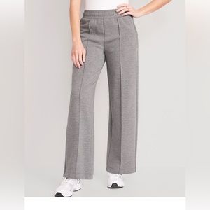 High-Waisted Dynamic Fleece Pintucked Wide-Leg Pants size medium. Pockets!